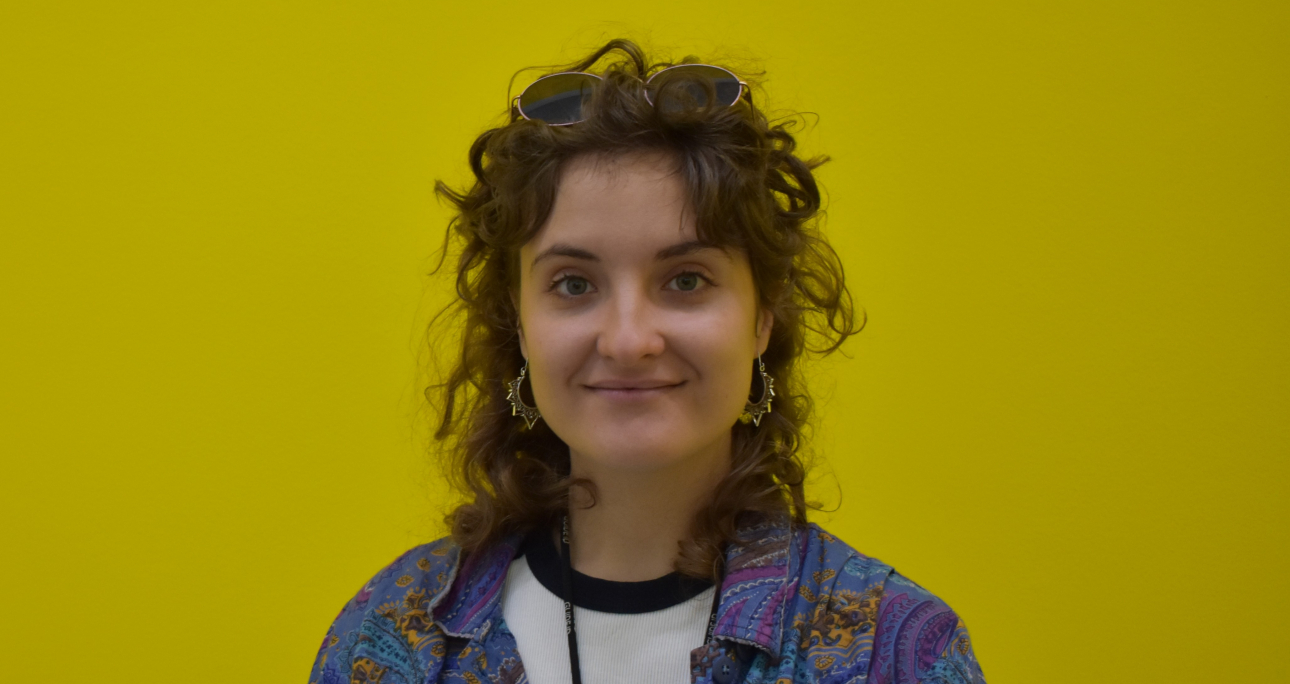 Alba de la Cruz García, ganadora del accésit de Teatro del Programa de Arte Joven 2023, pone hoy en escena su obra “Putas Cojas”